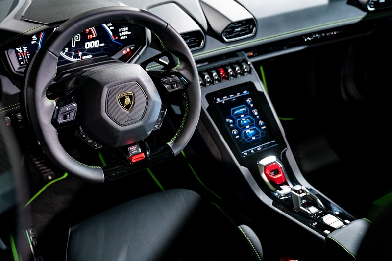 Huracán EVO可透過 8.4 英寸 HMI 觸控式螢幕控制座椅、空調等舒適性設備、LDVI 車身動態整合系統,及Apple CarPlay智慧手機連接功能的全新Lamborghini資訊娛樂系統。