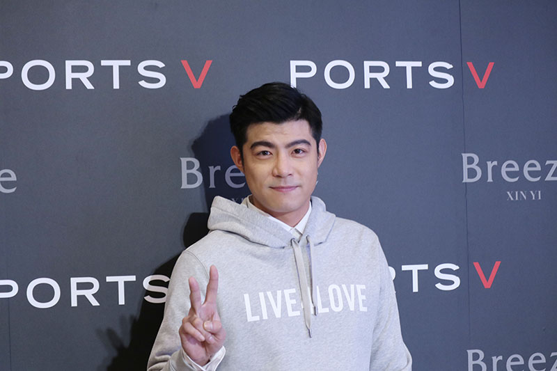 PORTS V的設計風格恰好符合王柏傑的喜好—巧妙融合了舒適的運動元素,又完全不失時髦感。