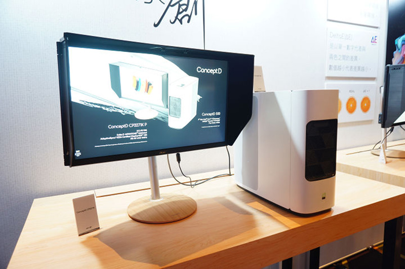 右邊白色的桌上型主機即為 ConceptD 500,左邊的螢幕是 CP3271K P。