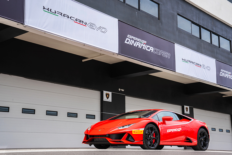 Huracan EVO外觀車頭換上全新設計。