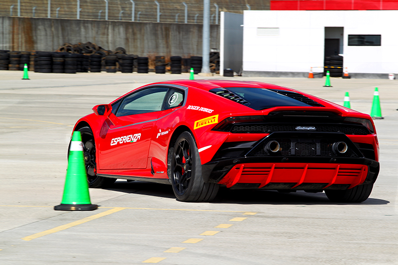 搭載後輪轉向的Huracan EVO於繞錐時可以用更少的轉向通過。