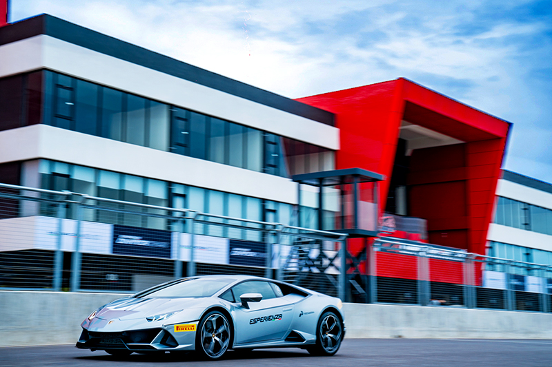 於大直線可感受到Huracan EVO狂暴的推力不斷湧現。