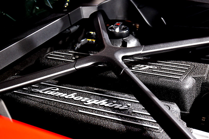 Huracan EVO雖仍搭載5.2升V10引擎,但動力則提升至與Huracan Performante相同的640hp/61.2kgm。