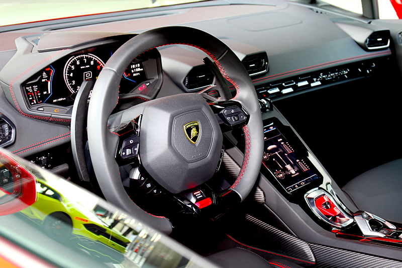 Huracan EVO座艙依舊散發濃郁性能息。