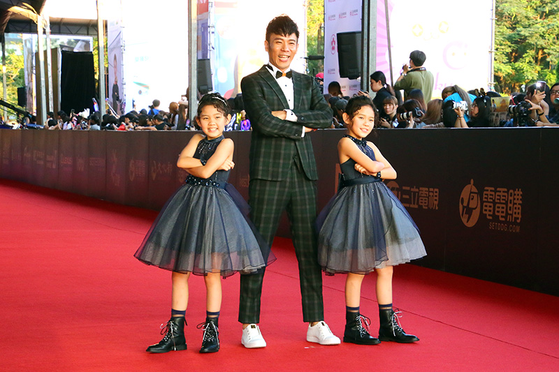 香蕉哥哥〈林掄元〉、左左〈謝佐妮〉、右右〈謝佑妮〉。