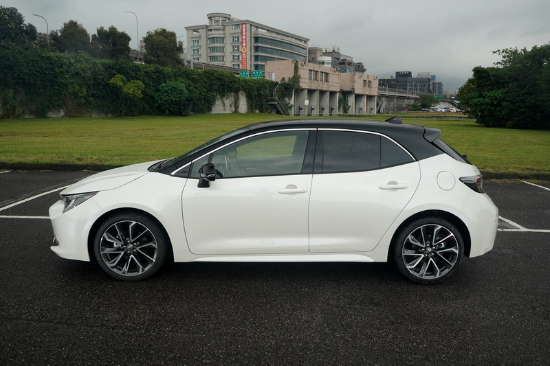 試駕車以白色車體搭配黑色車頂的配色,省去車主自行到外面貼模改色的麻煩