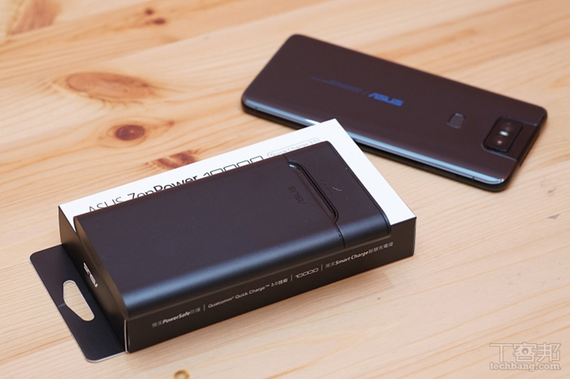 ASUS ZenPower 10000 QC3.0,包裝內含行動電源以及 micro USB 充電線一條。