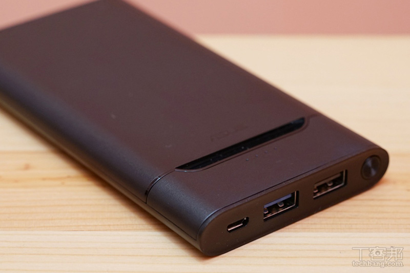 輸入為 micro USB,輸出為雙 USB-A,僅有藍色的 USB-A 連接埠支援 QC3.0 快充。