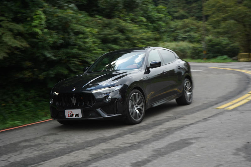 換至CORSA模式後,引擎轉速升高、油門變得靈敏、車身高度降低、排氣聲浪也變得更為狂暴