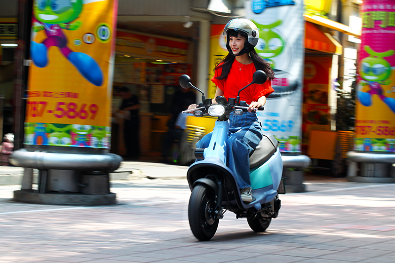 Viva輸出功率為3kW,極速約莫有55km/h,而方格旗模式短暫讓極速增加至65km/h左右。