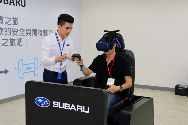 透過AR擴增實境科技即可掌握不同車色及車艙內外細微的狀況。