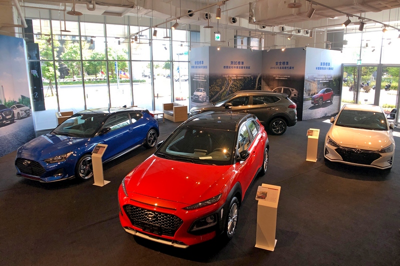 現場擺放深Kona、Veloster、Elantra與Tucson>