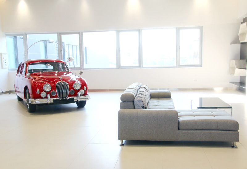 VIP賞車空間,開幕當天更展示了經典的Jaguar Mark I房車。