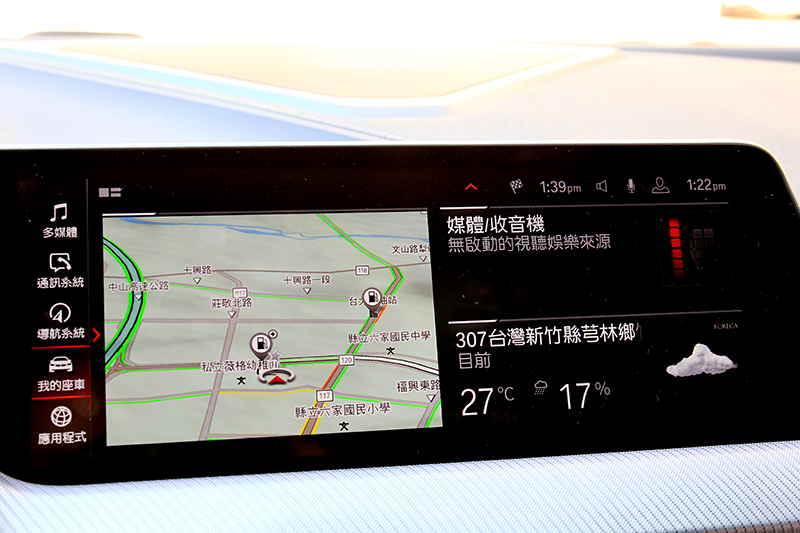 中控螢幕擁有豐富車輛資訊與應用功能。