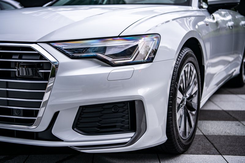 A6標配「Audi 矩陣式 LED 極光頭燈組。