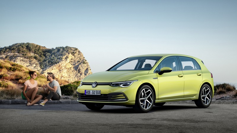 八代Golf車頭變得更為細扁,頭燈與水箱護罩更驅一體式。