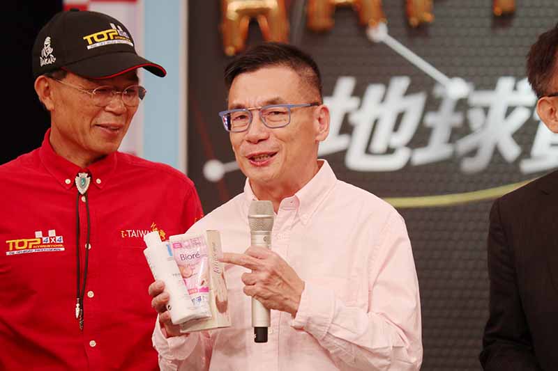 李一統說為了上節目必須化妝,所以帶來卸妝用品。
