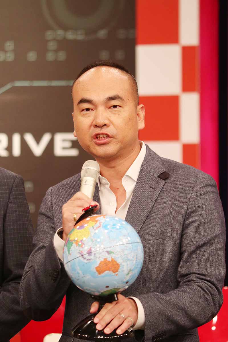 葉明德帶了一顆地球儀。