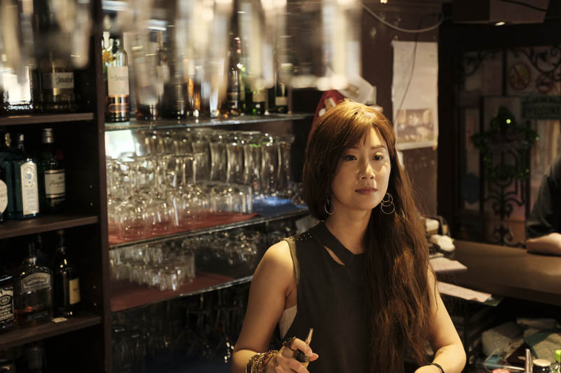 飾演酒吧老闆娘的朱芷瑩 在劇中力挺女兒