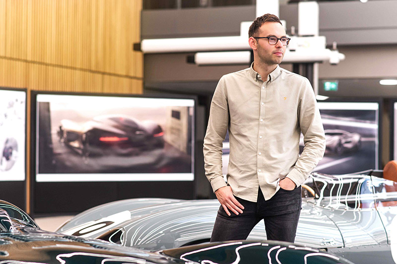 Jaguar Advanced Design先進設計中心外型設計師Oliver Cattell-Ford表示:「這是車輛設計師的夢想計畫。為《Gran Turismo》創造未來跑車,代表我們的設計與想法能夠突破現實的限制。這款作品將激勵未來的世代,同時必須在視覺與感受方面,實現無可錯認的Jaguar跑車風格。」