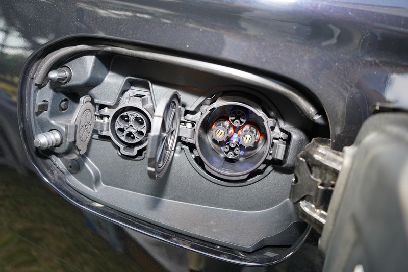 PHEV車型的車側有一組電源的輸出接口