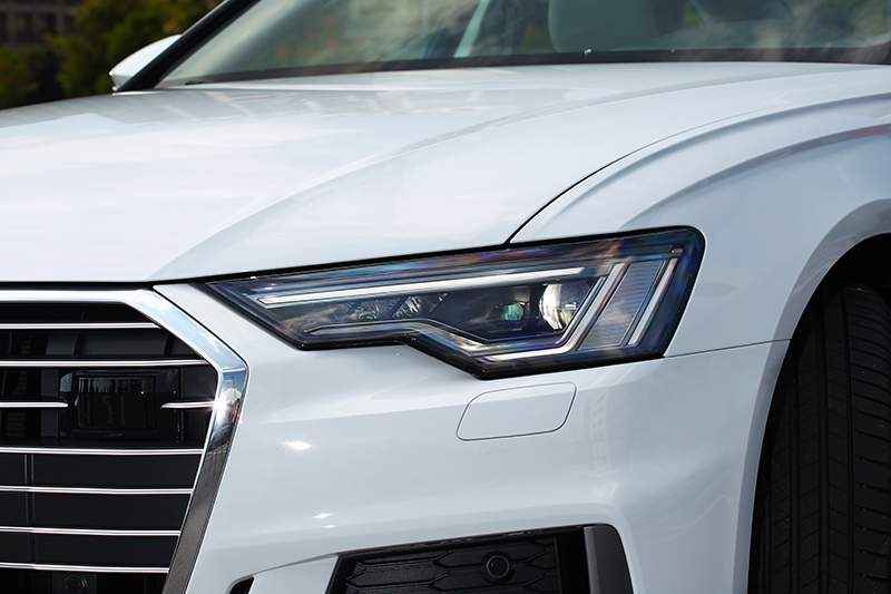 40 TDI Premium配置矩陣式LED頭燈,能偵測前方車輛主動遮蔽光源,避免造成其他用路人目眩。