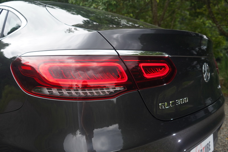 車尾則在原有的框架下於尾燈內導入環形LED導光條之設計