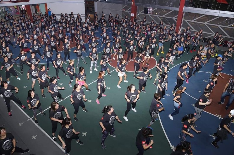 新加坡場擠進300人,把場地擠得水泄不通。