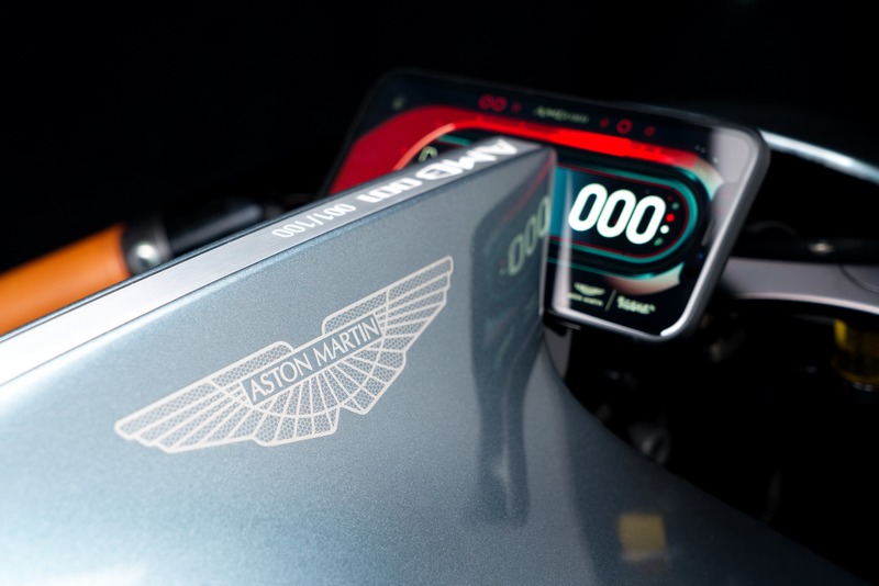 油箱處有Aston Martin廠徽與AMB 001字樣。