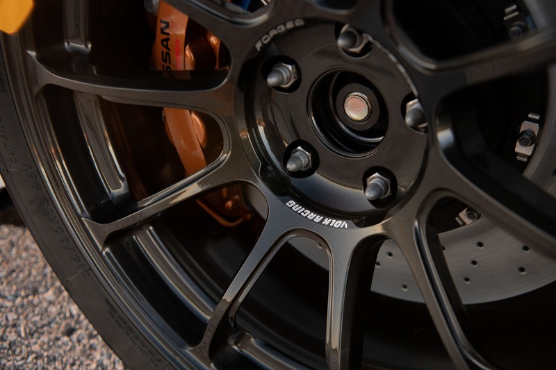 輪圈為RAYS製品,輪胎規格則為315/30 R18。