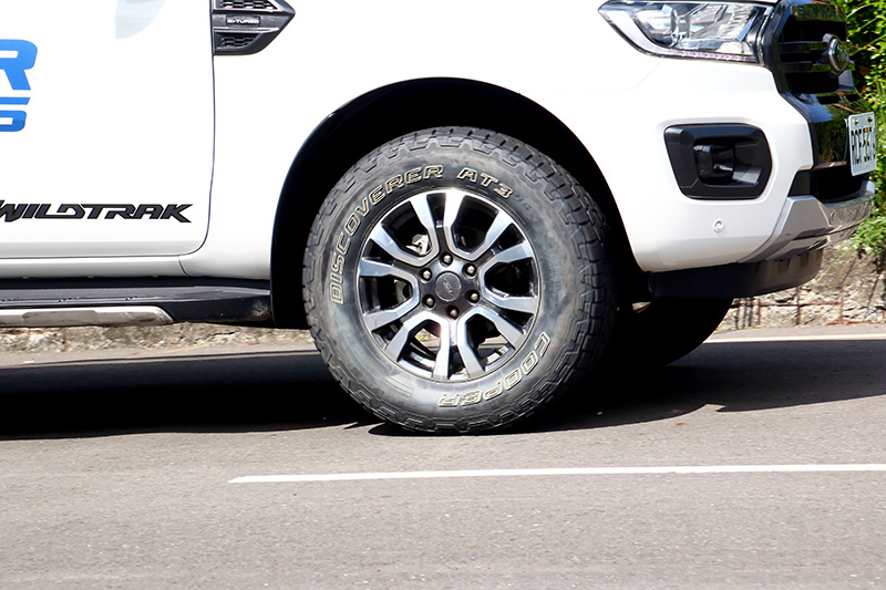 針對4X4車款開發的Discoverer AT3 4S™全地形越野輪胎,有別於一般越野胎會降低行路舒適性以及胎噪較大等缺點,除了維持良好舒適性外,超安靜的靜肅性是體驗活動在體驗過三款胎後最讓人驚訝的部分,該款輪胎在一般道路上的安靜程度甚至好過搭配原廠胎的Kuga,完全顛覆人們對越野胎的印象。
