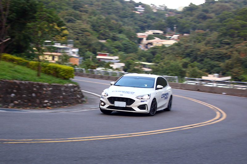 Ford Focus ST-Line換上ZEON RS3-G1™上路後,路感回饋手感變得滑順許多,舒適性也提升,若以日常使用下更符合多數消費者需求。