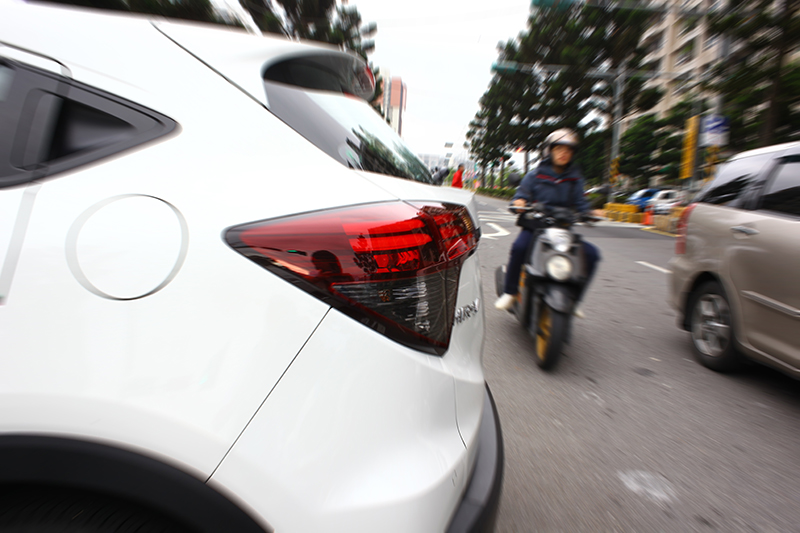 倒車燈都已經打多久了還是有人盲區硬闖?RCTA倒車警示系統正為確保如此危險不至降臨而生。