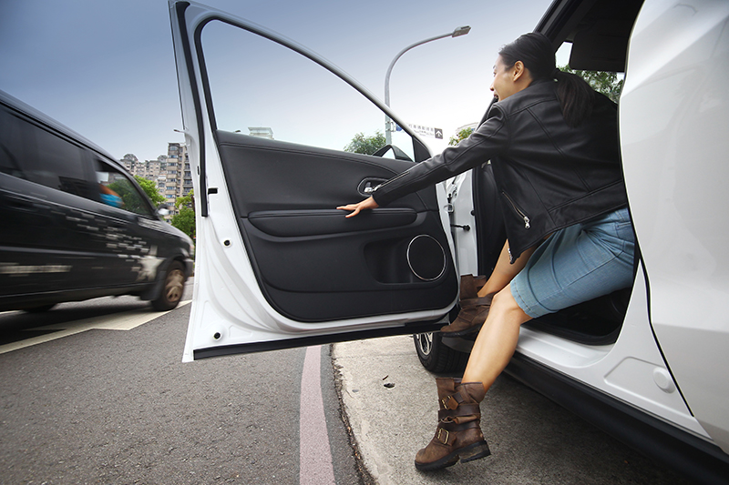 停好車打開車門時真的要小心!起碼也該注意DOW車門開啟警示系統所提出的語音警示啊!