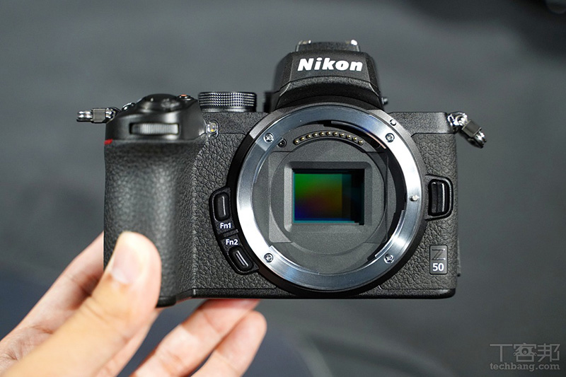 Nikon Z50 採用 APS-C 感光元件,為目前 Z 接環系統中最入門平價的選擇。