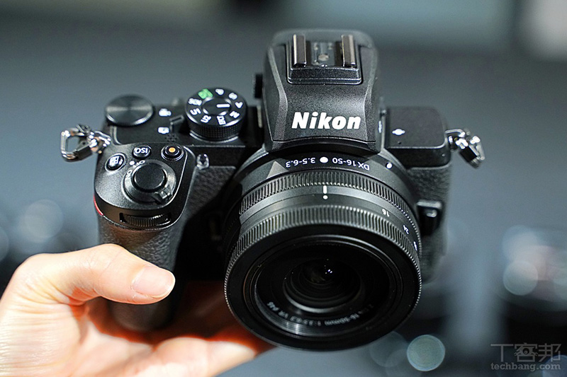 配 Nikon Z DX 16-50mm F3.5-6.3 套裝 Kit 鏡體積算得上是十分輕巧。