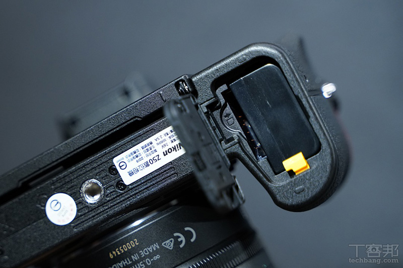 電池與記憶卡槽,Nikon Z50 採用 SD 記憶卡而非 XQD 卡。