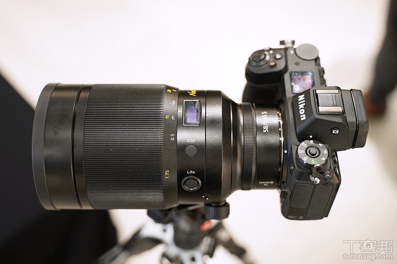 Nikon Z 58mm F0.95 氣勢驚人,在發表會現場直接架在腳架上供現場媒體體驗。