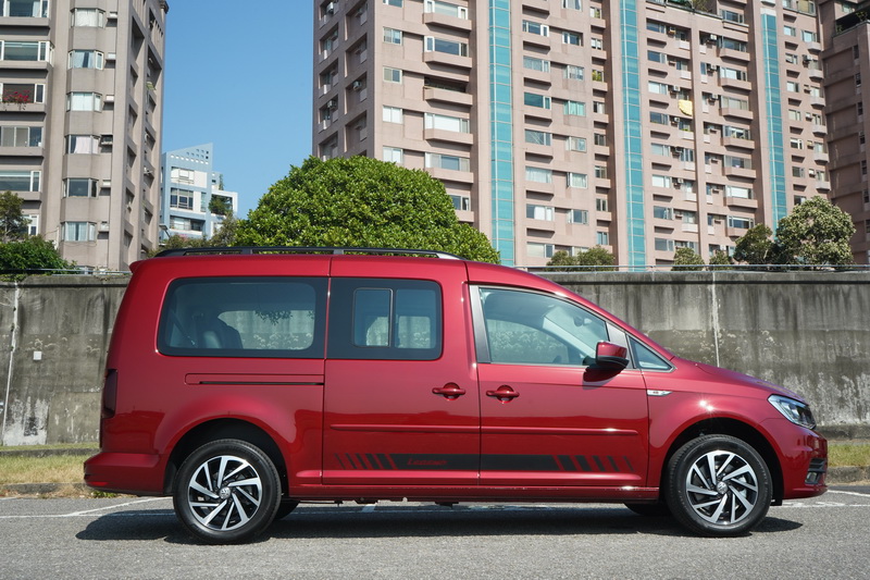 Caddy Maxi高聳且平整的車頂在轉換為商用車使用,在堆疊物品時便能感受到其好用之處