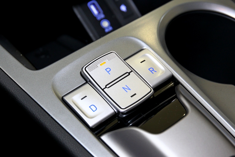 因應電動車未來感,Kona Electric排檔採按鈕式設計。