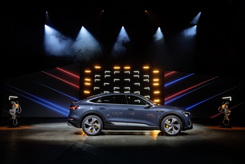 e-tron Sportback車身尺碼與e-tron相同,但卻有著更流線運動化的身形。