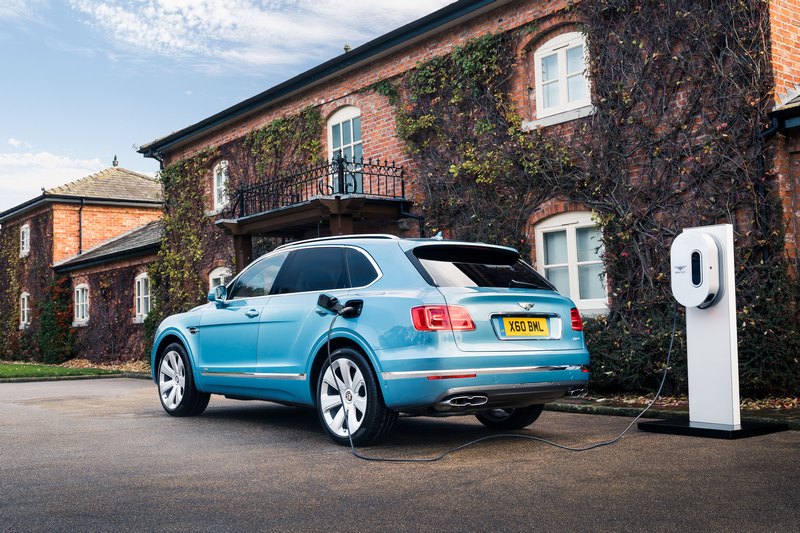 Bentayga Hybrid車型一律標配四人座配置。