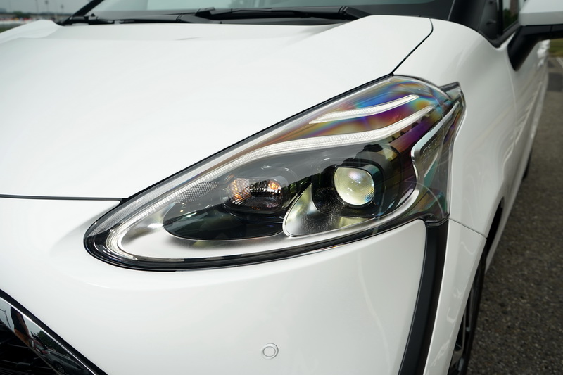 尊爵型相較其他車型在最上緣處多了道LED光條定位燈