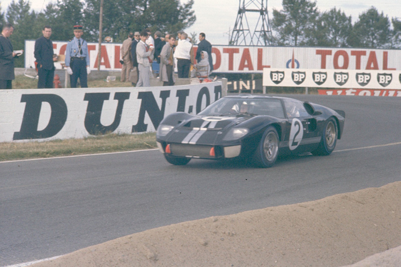 Ford GT40 取名Grand Touring之意,而「40」代表自前擋玻璃測得的40英吋(約101.6公分)最高車身高度,在Ford團隊與金牌設計師Carroll Shelby合作開發下,該車最高時速可達每小時達210英哩(約337.9kmh),比當時的Ferrari賽車還要快。