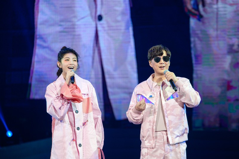 李千那(左)擔任蕭煌奇小巨蛋演唱會嘉賓