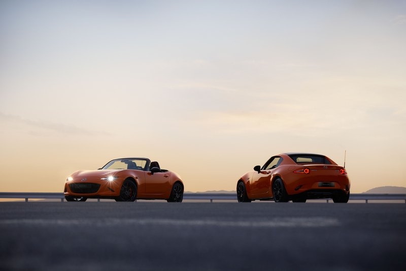 MX-5是市場價格最親明的敞篷跑車,並且還提供軟頂與硬頂兩種規格。