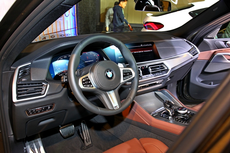 X6座艙承襲新世代BMW設計,擁有科技與豪華兼具的質感氛圍。