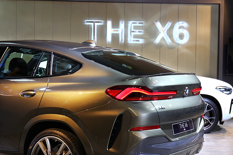 X6提供xDrive40i與M50i兩種動力規格。