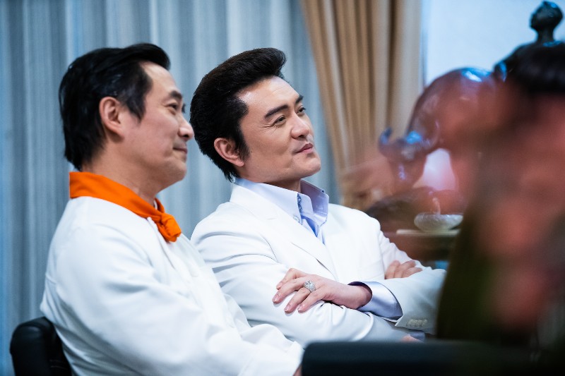 李㼈(右)與湯志偉(左)友情客串飾演名廚