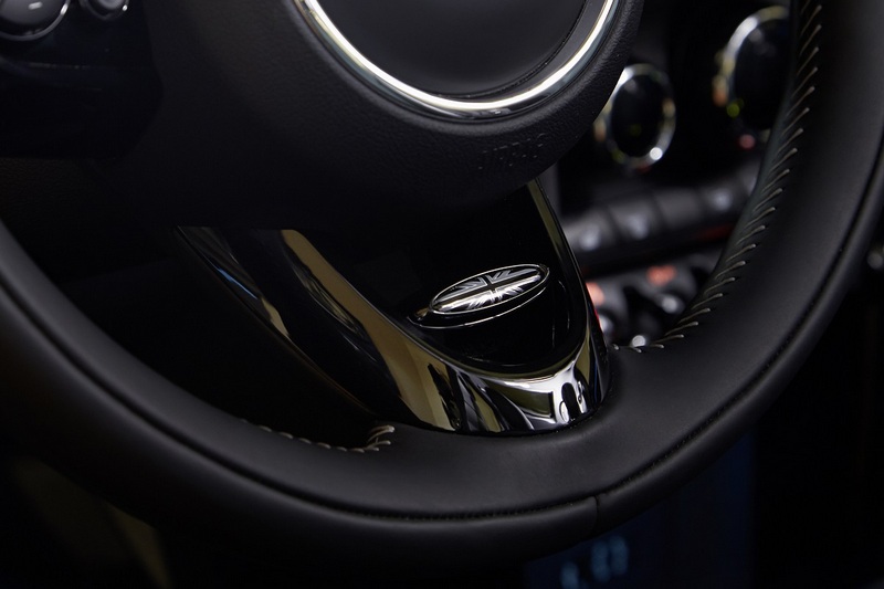 升級Mini Yours跑車式真皮方向盤。